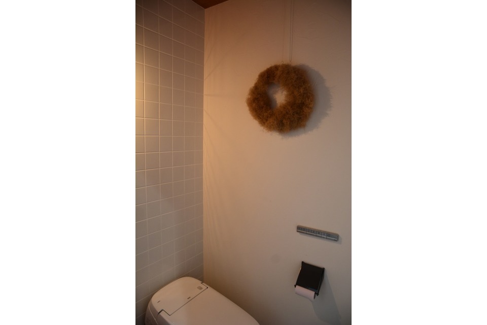 トイレ背面タイル壁漆喰の画像